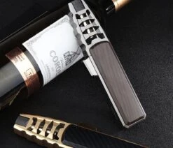 Merkloos Turbo Jetflame Aansteker - Gasbrander - Vuurwerk Torch - Crème Brûlée Brander - BBQ En Sigaren Aansteker - Windproof - Carbon Met Goudkleurige Metalen Behuizing -Barbecue Verkoop 1200x1028