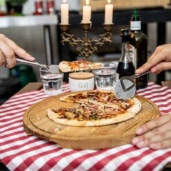 Boska Pizzaplank Friends L - BBQ Accessoires - Eikenhout - Handige Opvanggeul - Ø 34 Cm 20 Boska Pizzaplank Friends L - BBQ Accessoires - Eikenhout - Handige Opvanggeul - Ø 34 Cm -Barbecue Verkoop 1200x1200 321