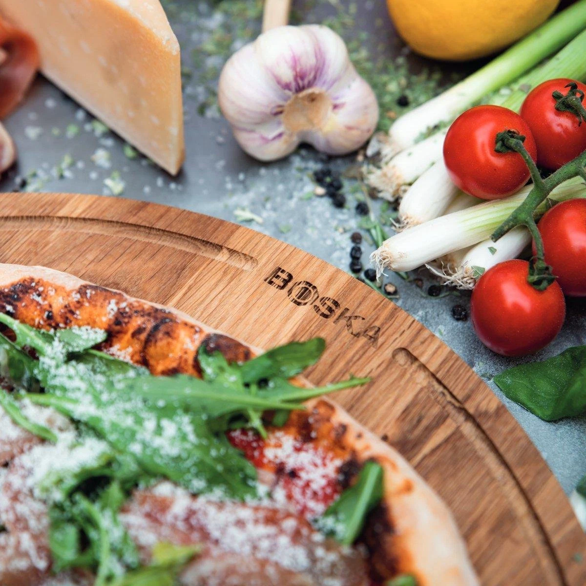 Boska Pizzaplank Friends L - BBQ Accessoires - Eikenhout - Handige Opvanggeul - Ø 34 Cm 5 Boska Pizzaplank Friends L - BBQ Accessoires - Eikenhout - Handige Opvanggeul - Ø 34 Cm - Afbeelding 5