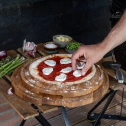 Boska Pizzaplank Friends L - BBQ Accessoires - Eikenhout - Handige Opvanggeul - Ø 34 Cm 30 Boska Pizzaplank Friends L - BBQ Accessoires - Eikenhout - Handige Opvanggeul - Ø 34 Cm -Barbecue Verkoop 1200x1200 330