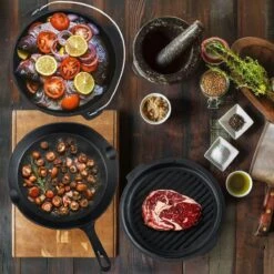 Dutch Mountains Gietijzeren Pannenset 7-delig - Dutch Oven – Braadpan - Grillpan - Hapjespan - Kookset In Houten Transportkist - Deksellifter - Brander -Barbecue Verkoop 1200x1200 418