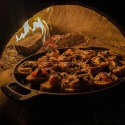 Valhal Outdoor Skillet / Plancha / Koekenpan - Gietijzer - Diameter 35cm, Twee Handvatten, VH35F -Barbecue Verkoop 1200x1200 438