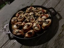 Valhal Outdoor Skillet / Plancha / Koekenpan - Gietijzer - Diameter 35cm, Twee Handvatten, VH35F -Barbecue Verkoop 1200x900 11