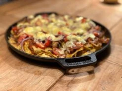 Valhal Outdoor Skillet / Plancha / Koekenpan - Gietijzer - Diameter 35cm, Twee Handvatten, VH35F -Barbecue Verkoop 1200x900 13