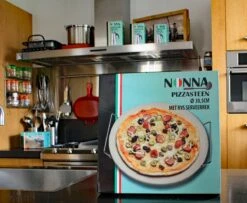 Nonna Pizzasteen Ø30,5 Met RVS Serveerrek - Stenen Pizzaplaat / Ovenplaat (11mm Dik) Voor Oven En Barbecue (BBQ) - Maximaal 600 Graden Celcius -Barbecue Verkoop 1200x985 2