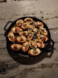 Valhal Outdoor Skillet / Plancha / Koekenpan - Gietijzer - Diameter 35cm, Twee Handvatten, VH35F -Barbecue Verkoop 900x1200 11
